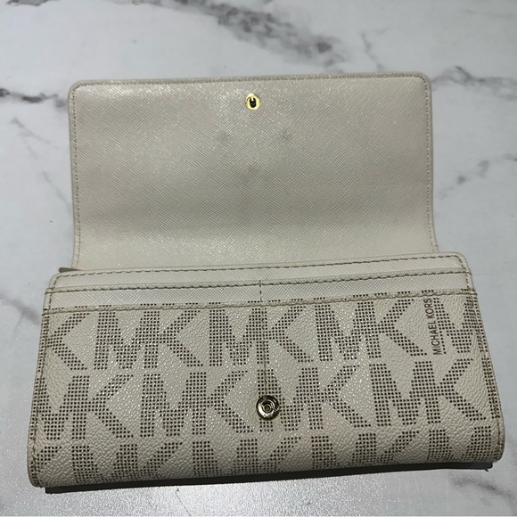 Michael Kors Wallet - Picture 4 of 11